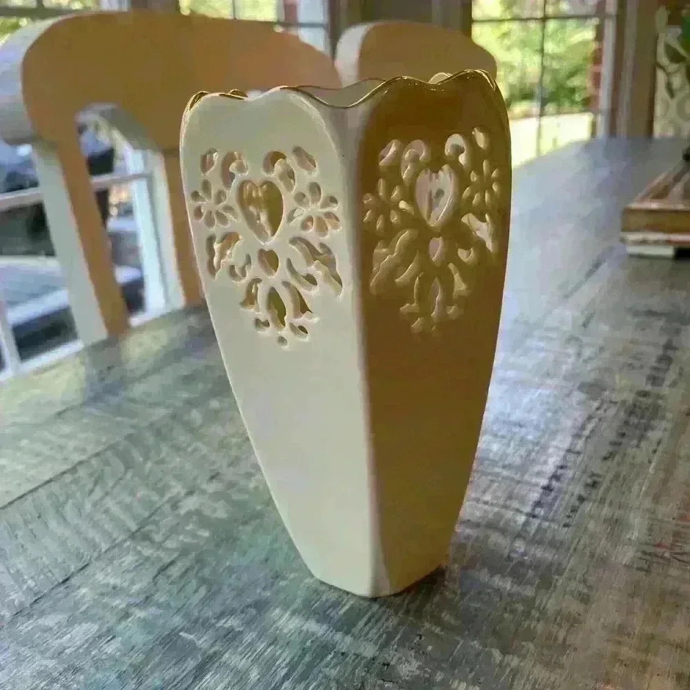 Lenox Vase Heart Floral Gold Trim 7 in x 3.5 in Valentine Cream
